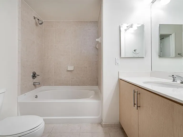 2421 NE 65th St #309 — Photo 20