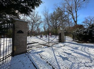 1 Algonquin Rd, Barrington Hills, IL 60010