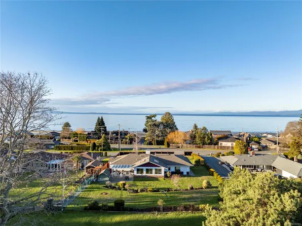 260 Elizabeth Ave, Qualicum Beach, BC V9K 1G8