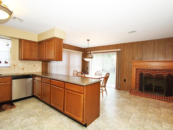 4th image of 32 Canterbury Ln