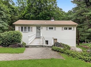 3 Galloway Ln, Cortlandt Manor, NY 10567