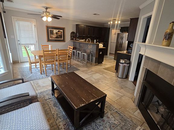 4th image of 2361 Della St