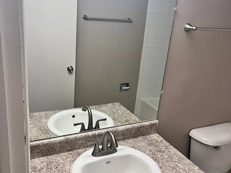 Bristol Square Apartments — Photo 179