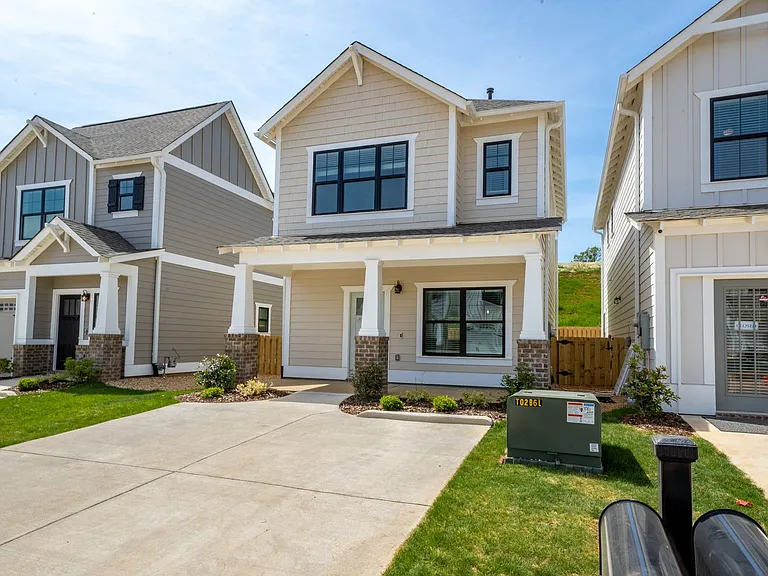 148 Huntley Dr — Photo 1