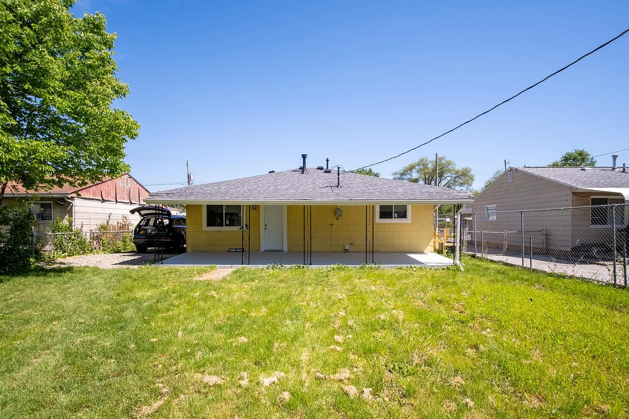 3 bed, 1000 sqft, $1,800 — Photo 1