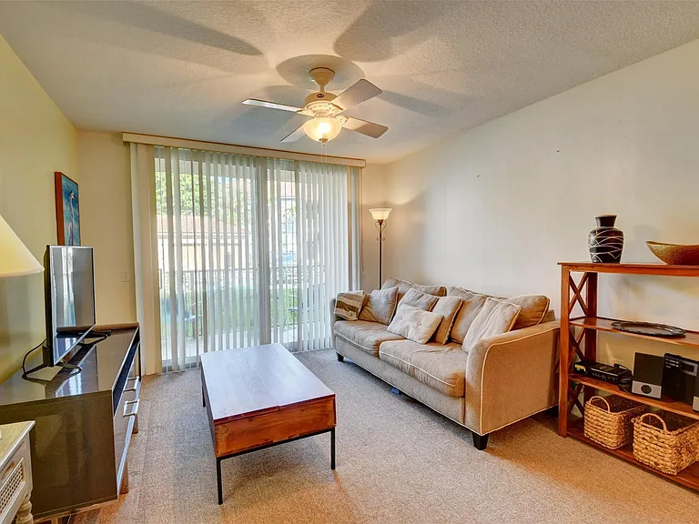 703 Villa Cir #703 — Photo 3