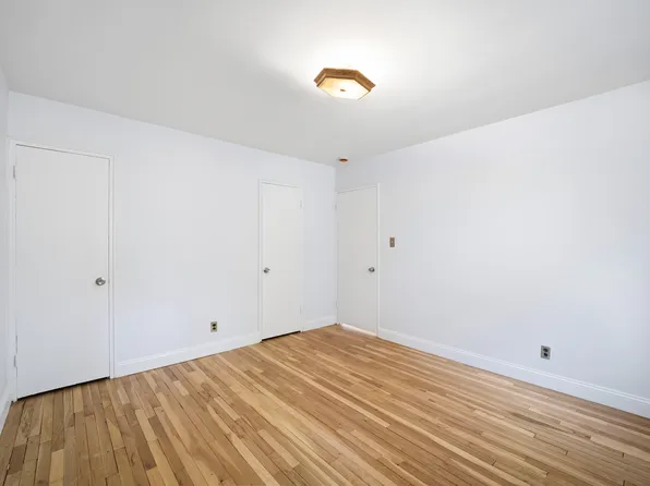 228-08 Stronghurst Avenue image 14 of 20