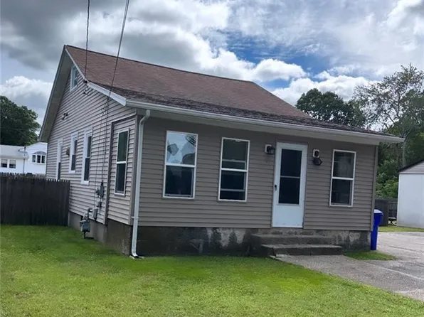 9 Vineland Ave E, Rumford, RI 02916