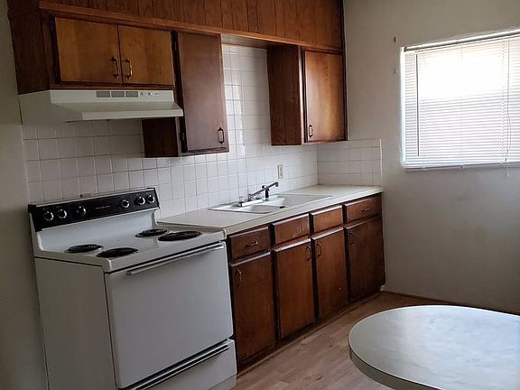 4th image of 121 N Avenue E