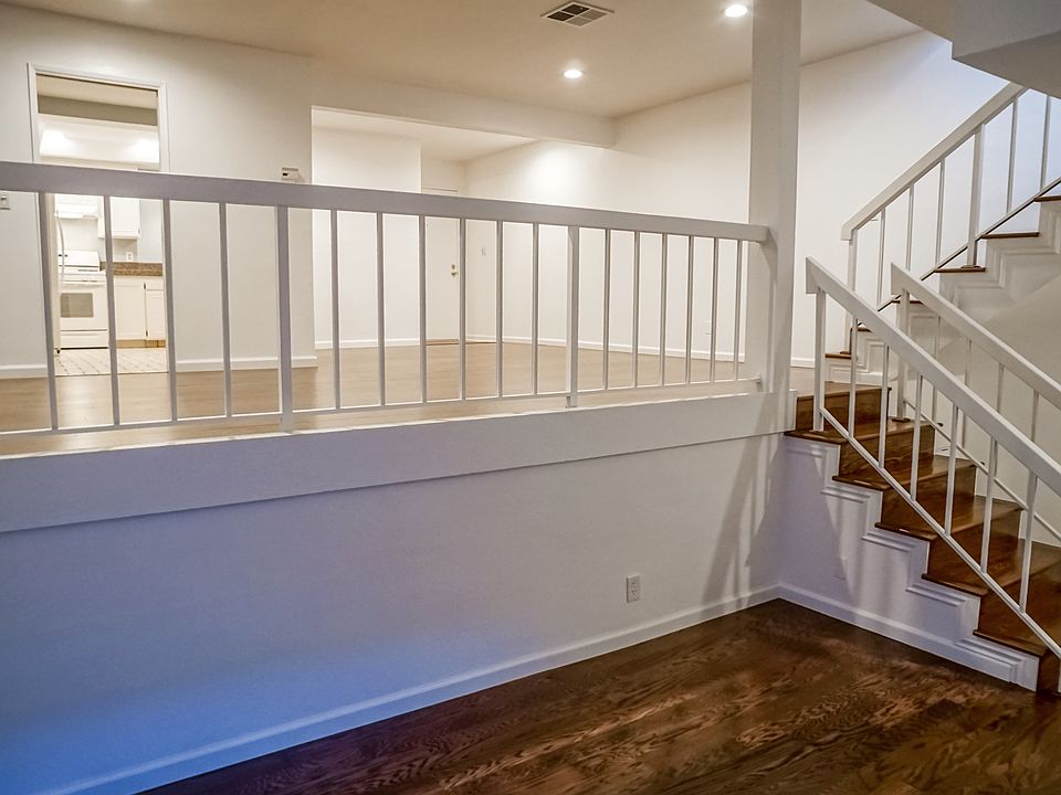 Cozy split level w/fireplace