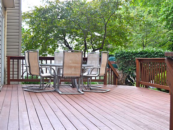 4th image of 1045 Larchview Dr