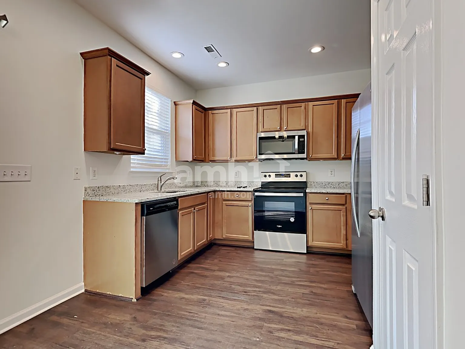 4 bed, 3.0 bath, 1654 sqft, $2,290 — Photo 3