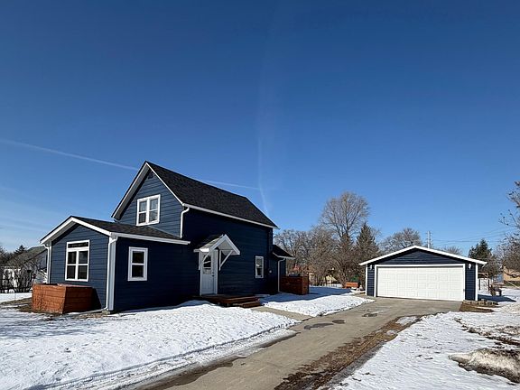 3rd image of 547 3rd Ave NW