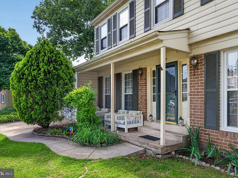 8815 Newport Ct — Photo 3