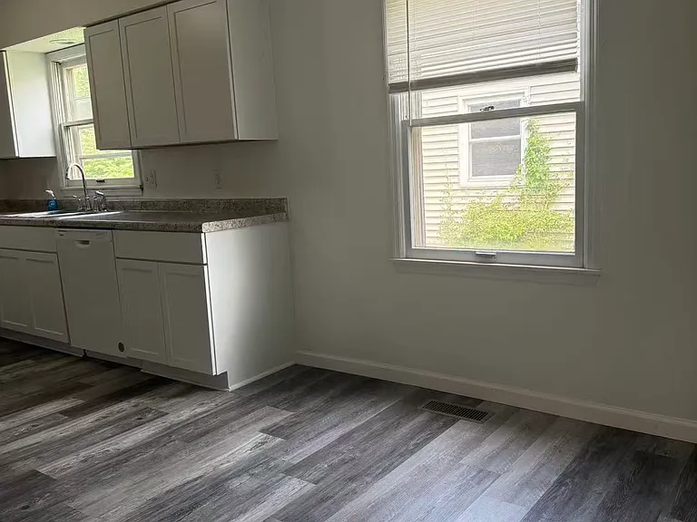 1814 Stratford Dr — Photo 4