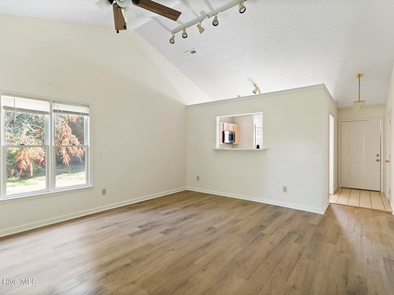 2 bed, 2.0 bath, 1200 sqft, $2,000 — Photo 4