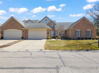 16252 Country Knoll Dr, Northville, MI 48168