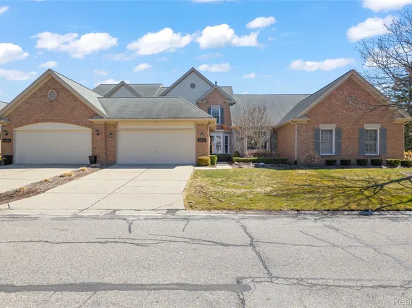 16252 Country Knoll Dr, Northville, MI 48168