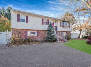 10 Martha Ln, Smithtown, NY 11787