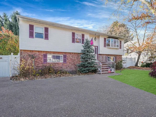 10 Martha Lane, Smithtown, NY 11787