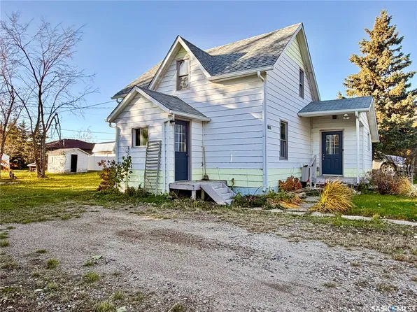 821 2nd Avenue E, Zenon Park, SK S0E 1W0