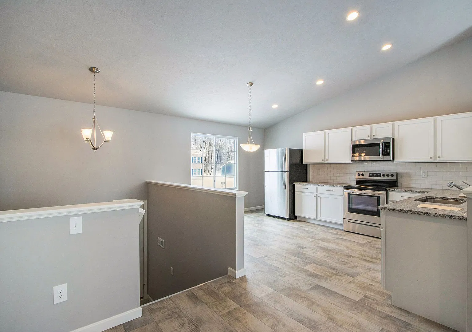 1 Month FREE Rent! Applied to Your First Full Month. Terms & Conditions Apply. — Photo 3