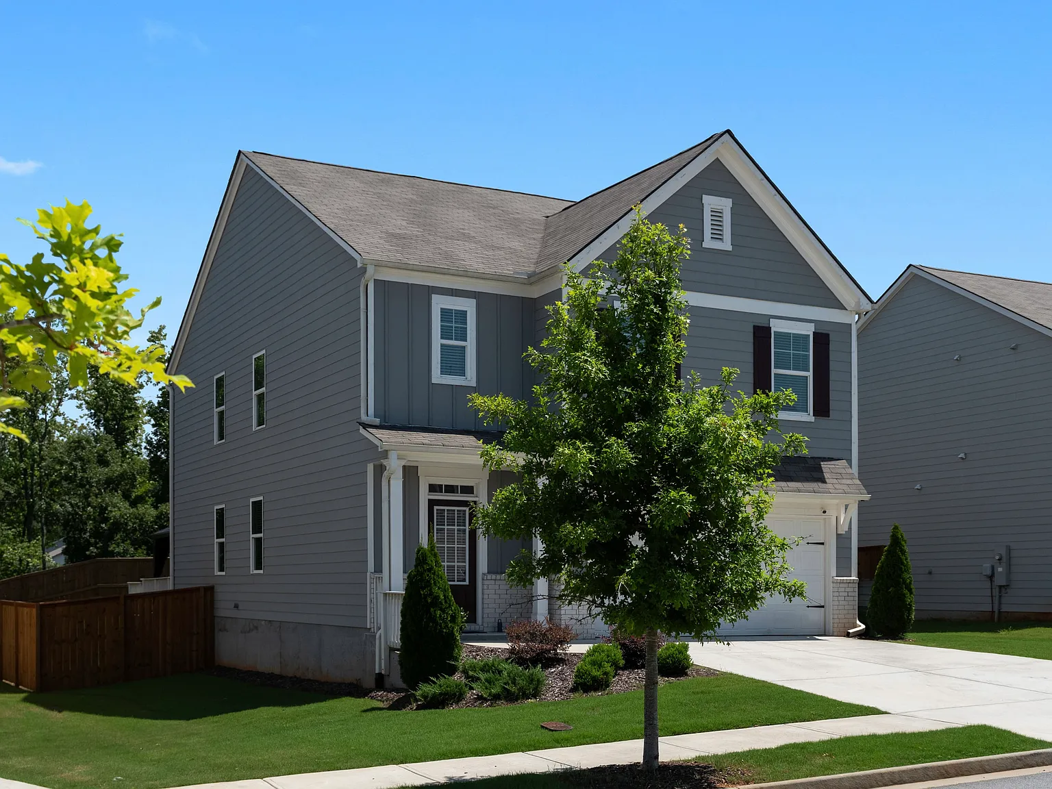 5 bed, 2460 sqft, $2,650 — Photo 2