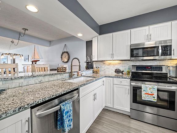 4th image of 130 Marina Point Dr