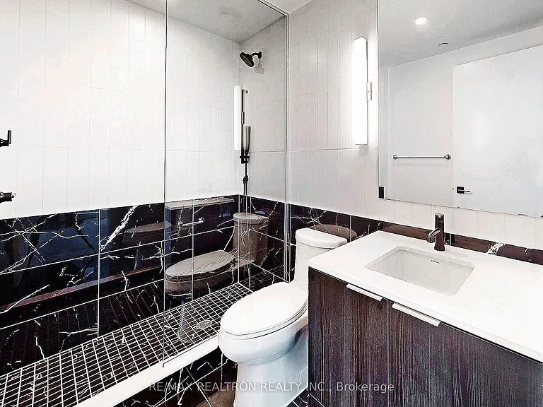 327 King St W #4105 — Photo 30
