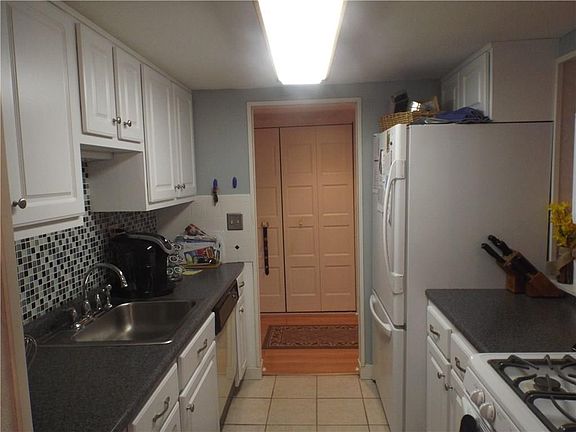 3rd image of 33 Brookwood Dr APT C