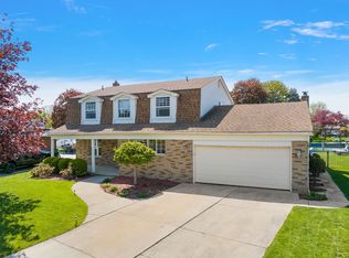 41611 Clairpointe St, Harrison Township, MI