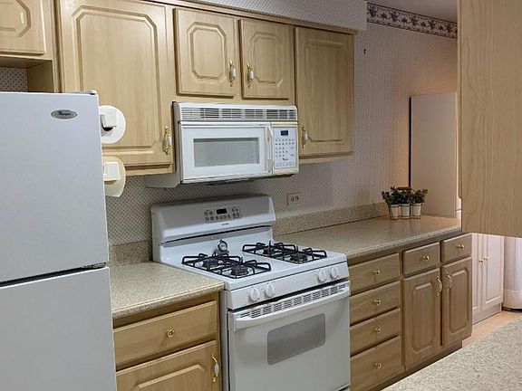 3rd image of 2S531 Emerald Green Dr #19