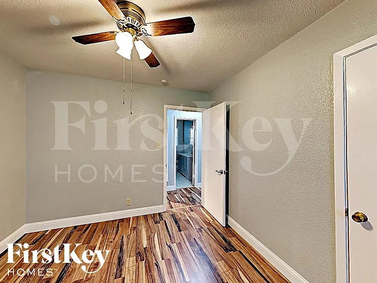 205 SW Moody St — Photo 11