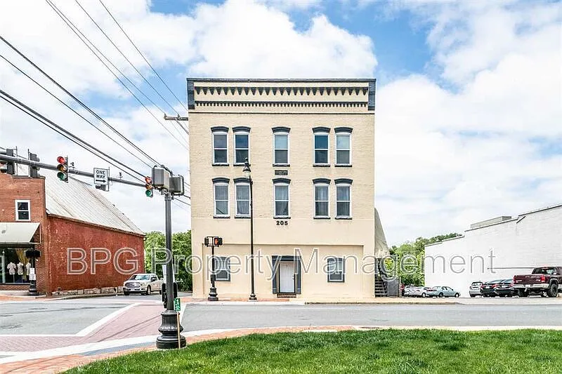 205 N Main St — Photo 3