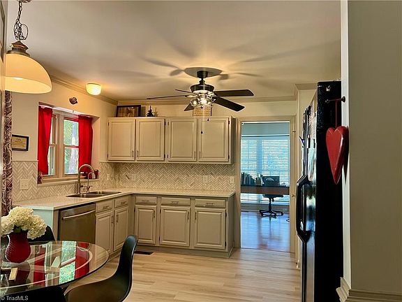 5th image of 17 Spring Oak Ct