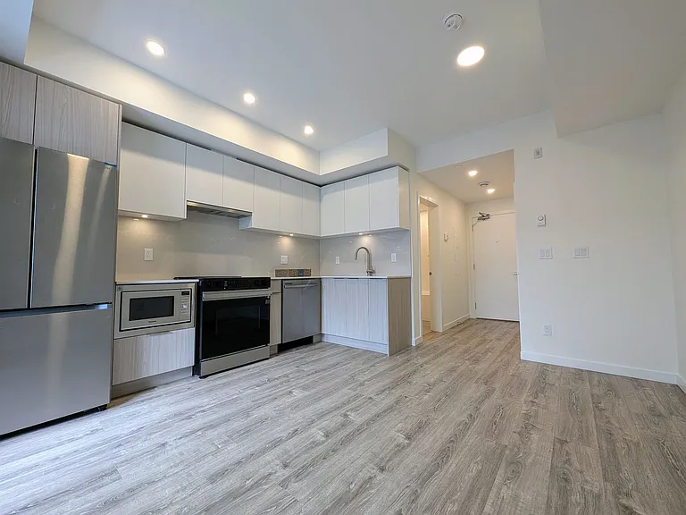 10829 140th St #501 — Photo 2