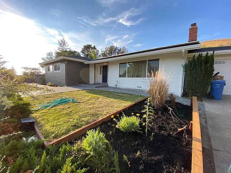 3156 Lucas Dr — Photo 2