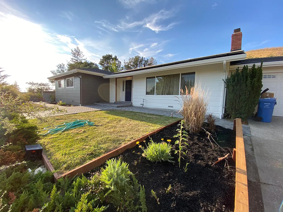 Building Photo - 3156 Lucas Dr