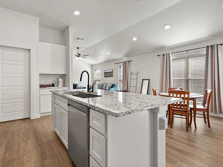 2156 Langford Ave — Photo 8