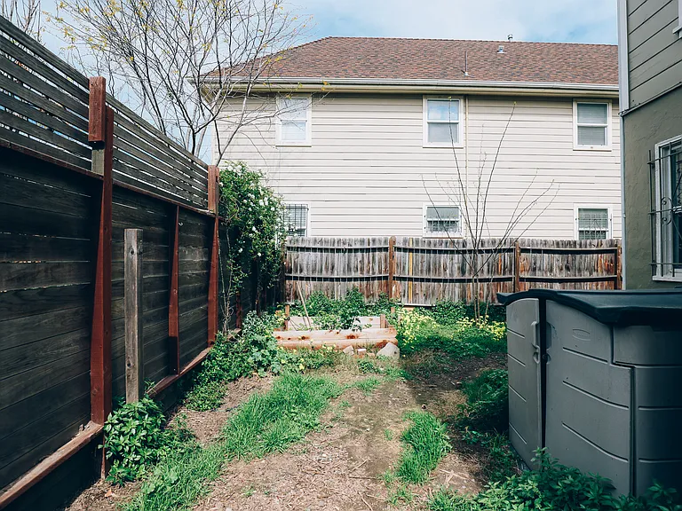 1405 Campbell St — Photo 12