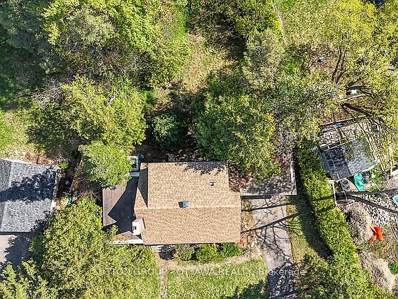 3rd image of 1471 Cavendish Rd