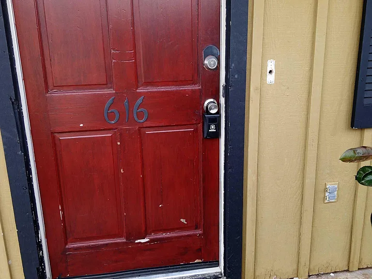 616 Briarwood Ln — Photo 2