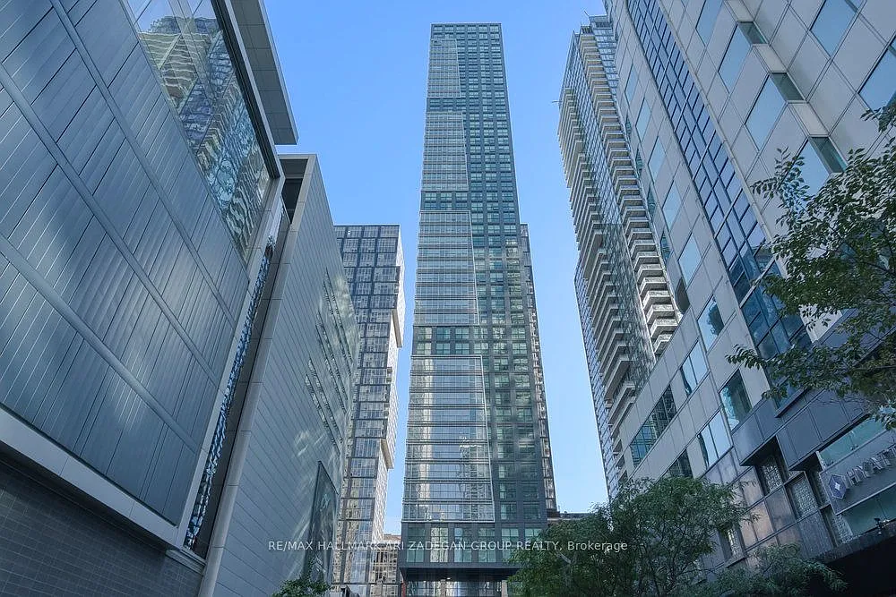 327 King St W — Photo 1