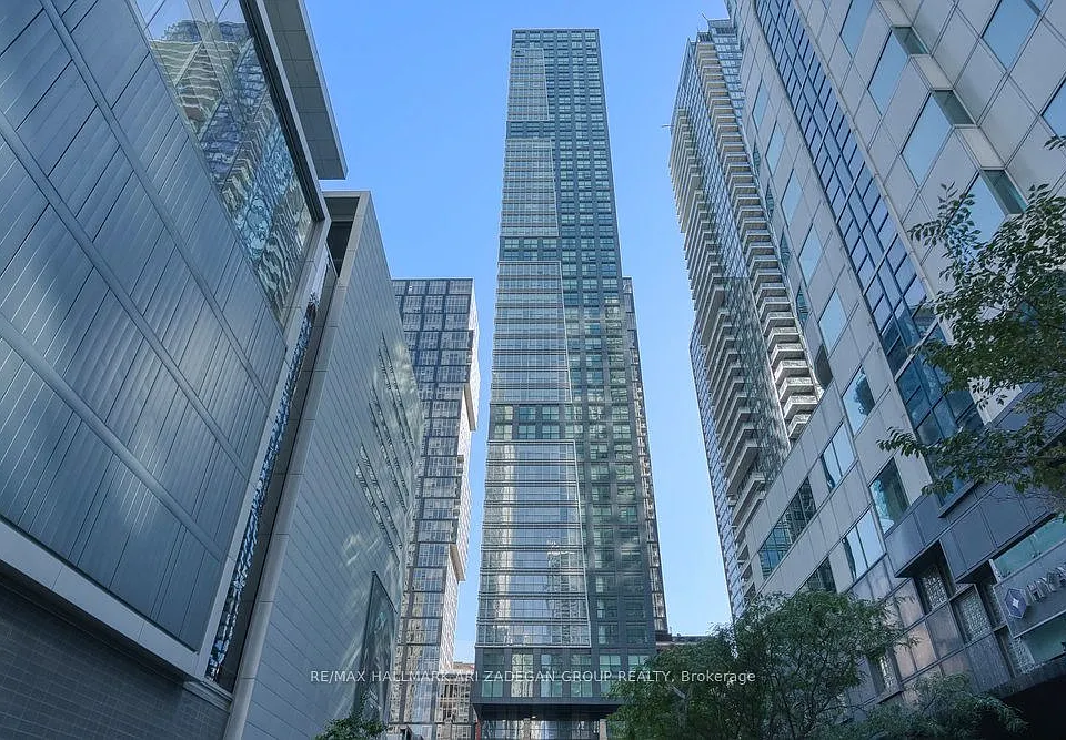 327 King St W #4003
