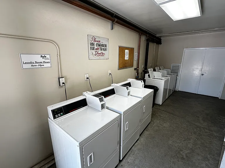 Large and Refurbished and Comfortable Units — Photo 4