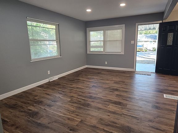 4th image of 1108 Sharon Ave