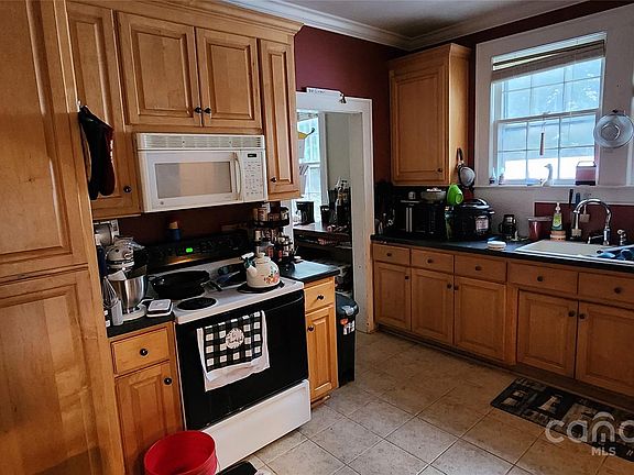 3rd image of 326 Johnson St