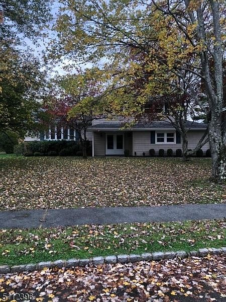 1st image of 8 Lombard Dr