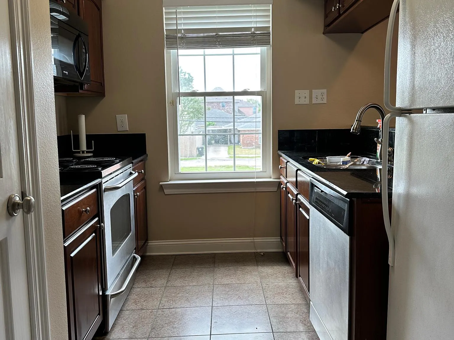 2 bed, 1.5 bath, 1550 sqft, $1,900 — Photo 2