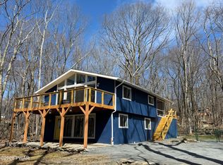 107 Village Ln, Hawley, PA